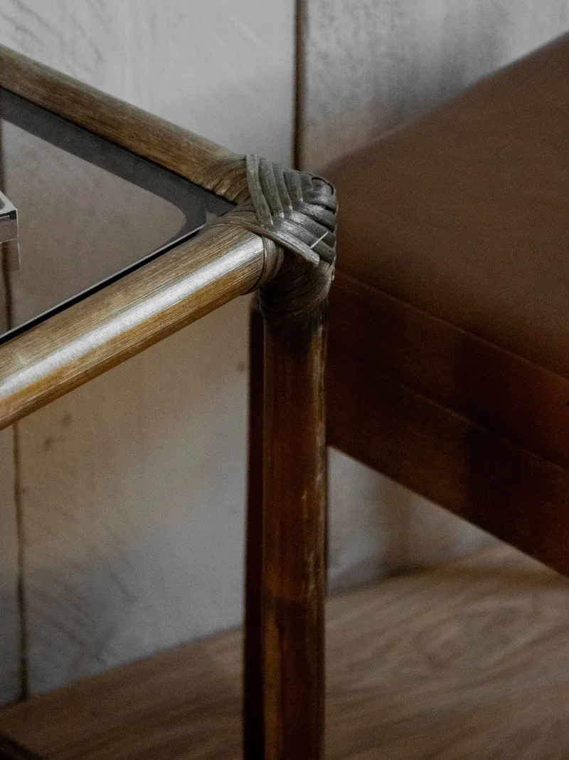 Francine, la table d'appoint en rotin et verre N°779