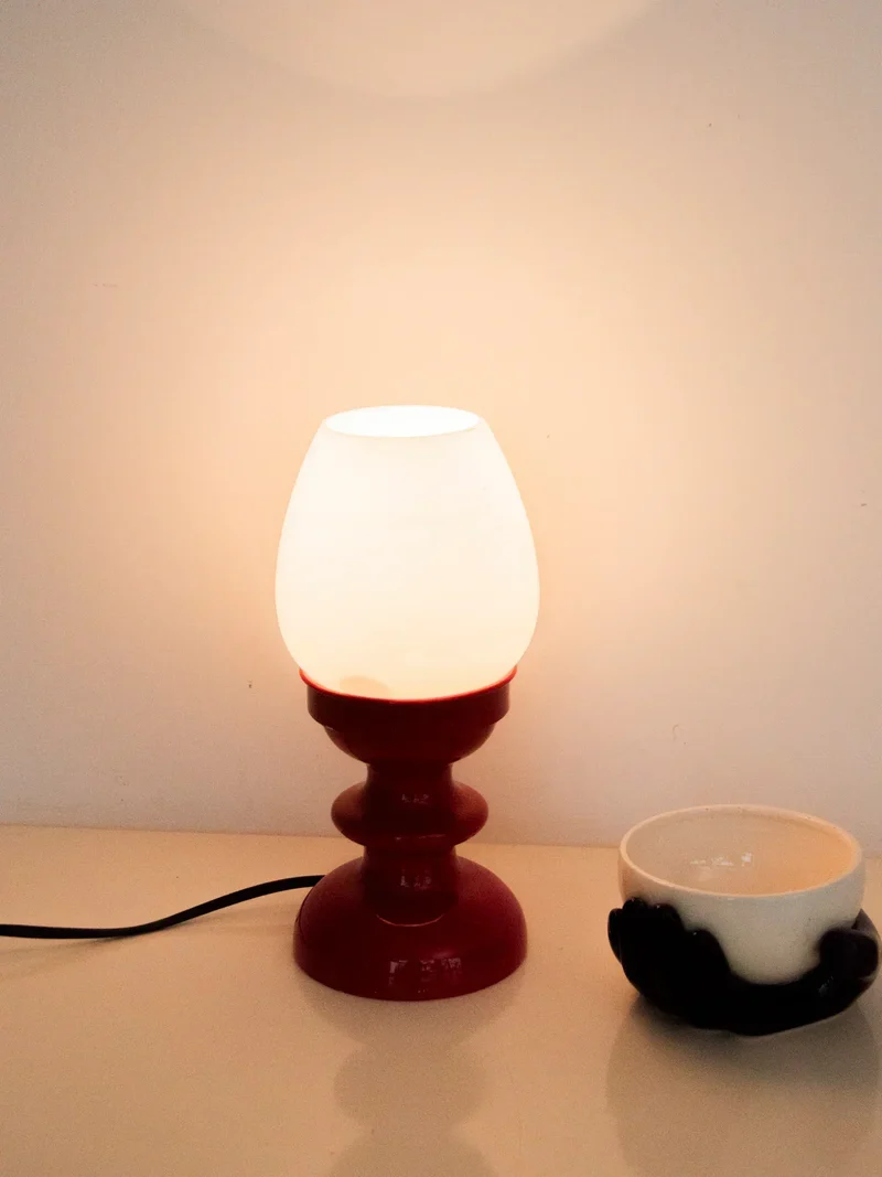 Julia, la lampe rouge en bois et verre N°811