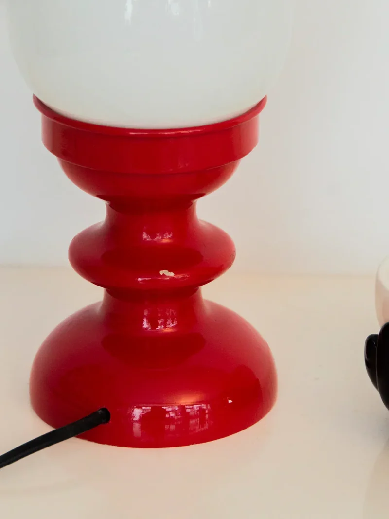 Julia, la lampe rouge en bois et verre N°811