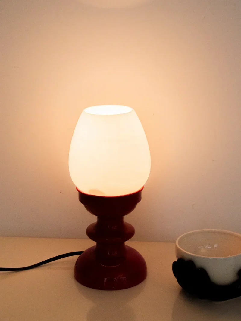 Julia, la lampe rouge en bois et verre N°811