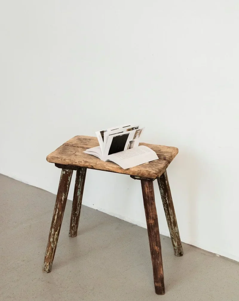 Regis, le tabouret rustique en hêtre N°861