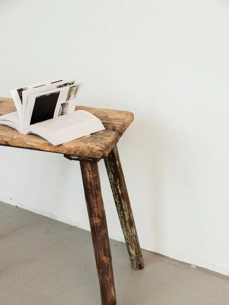 Regis, le tabouret rustique en hêtre N°861
