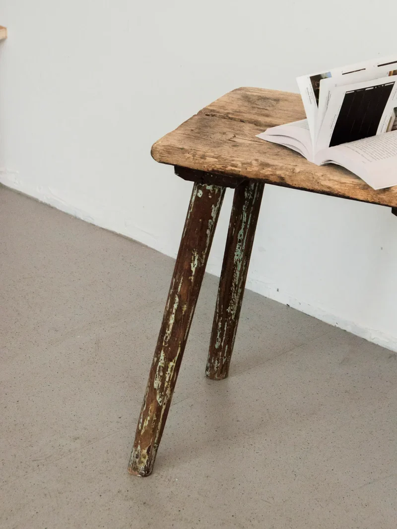 Regis, le tabouret rustique en hêtre N°861