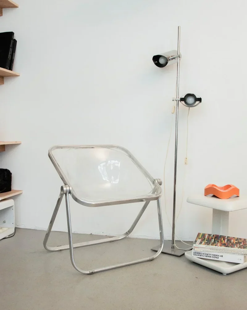 Jakob, le fauteuil Plona en plexi et métal N°872
