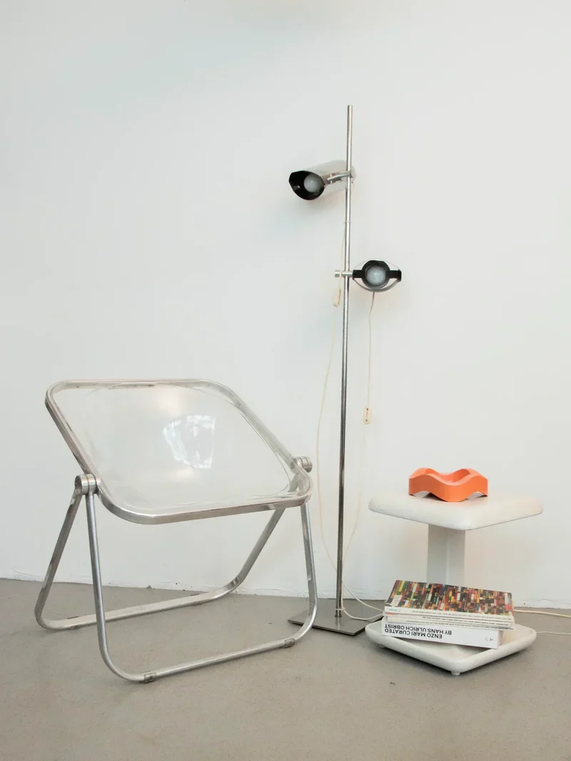 Jakob, le fauteuil Plona en plexi et métal N°872
