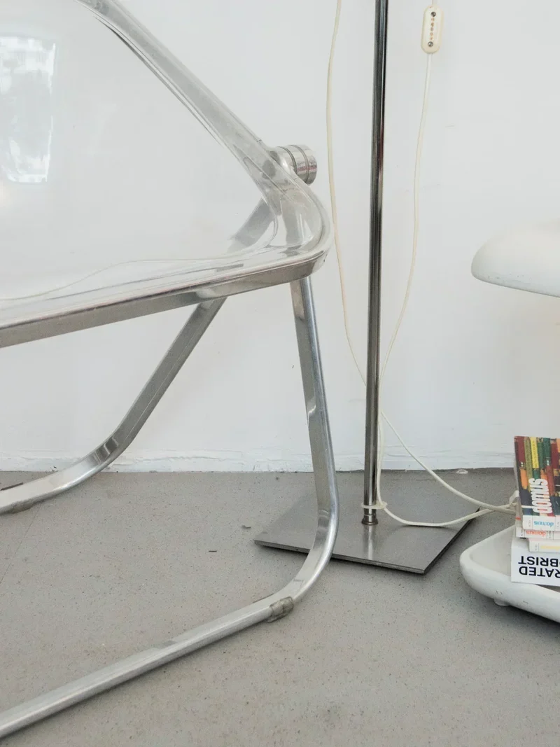 Jakob, le fauteuil Plona en plexi et métal N°872