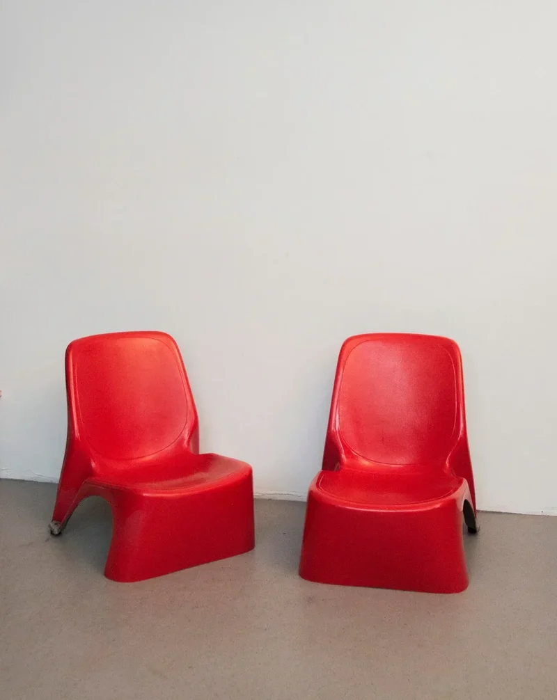 Jakob, la paire de fauteuils en fibre de verre N°871