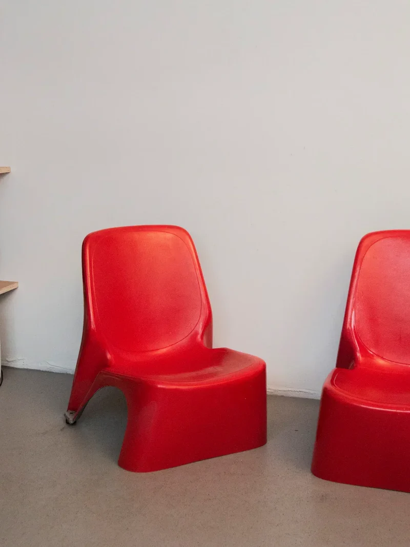 Jakob, la paire de fauteuils en fibre de verre N°871