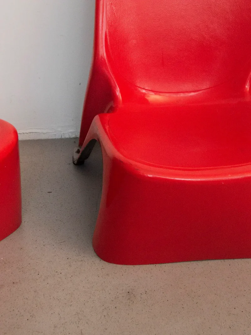 Jakob, la paire de fauteuils en fibre de verre N°871