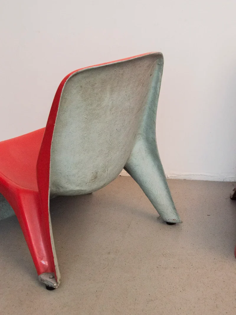 Jakob, la paire de fauteuils en fibre de verre N°871