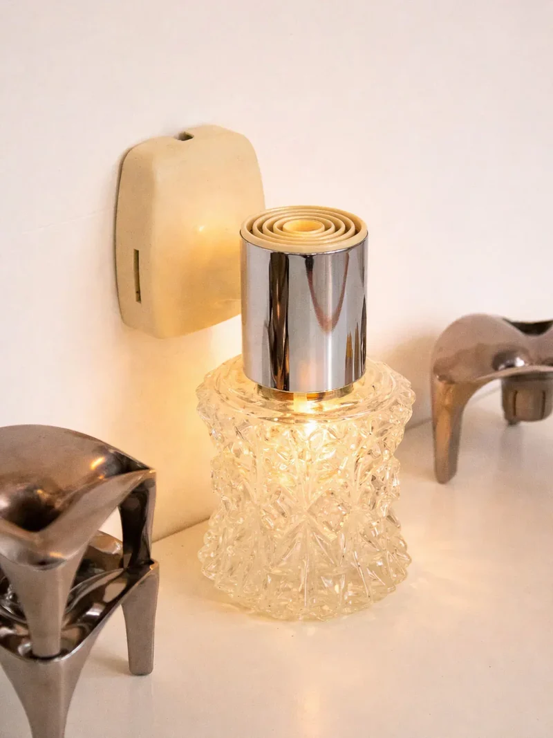 Suzette, l'applique en verre moulé et métal N°200