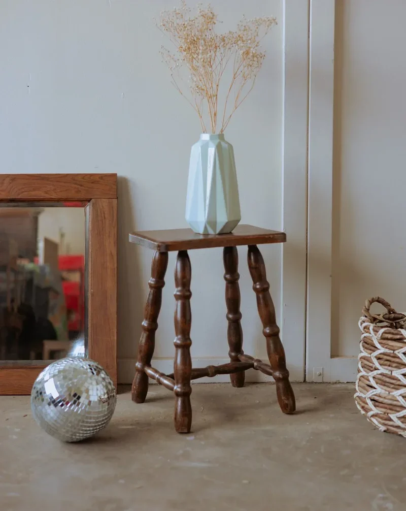 Regis, le tabouret en bois foncé N°844