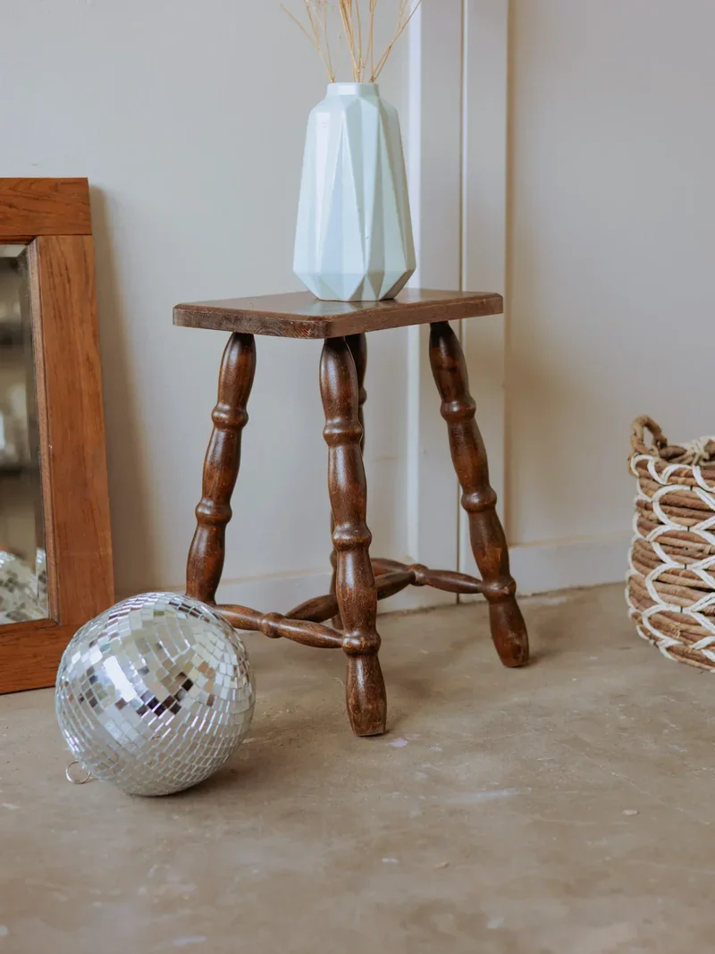 Regis, le tabouret en bois foncé N°844