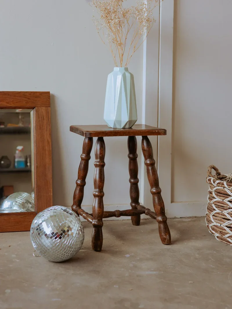 Regis, le tabouret en bois foncé N°844