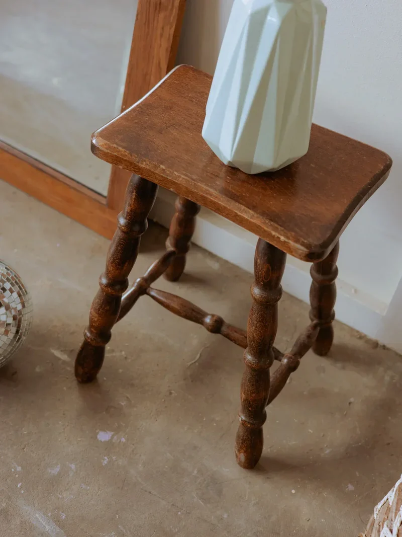Regis, le tabouret en bois foncé N°844