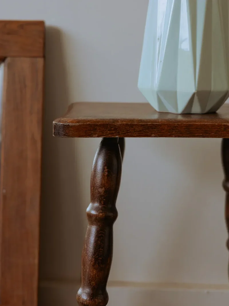 Regis, le tabouret en bois foncé N°844