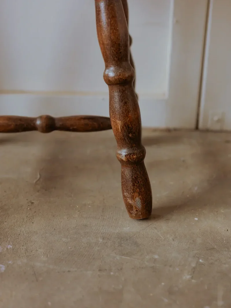 Regis, le tabouret en bois foncé N°844