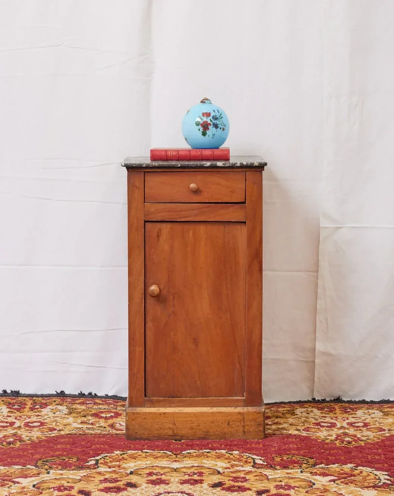 Odile, la table de chevet en marbre noir N°1199