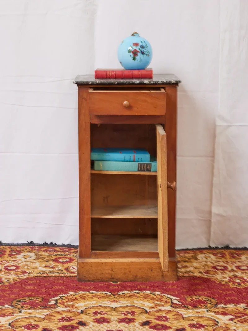 Odile, la table de chevet en marbre noir N°1199