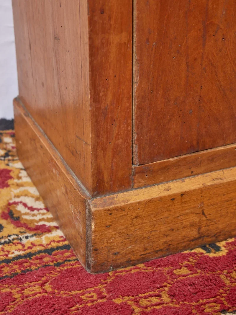 Odile, la table de chevet en marbre noir N°1199