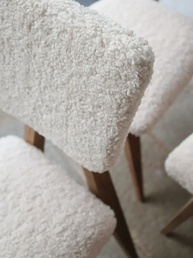 Alma, les 4 chaises en bois et tissu bouclette N°1278