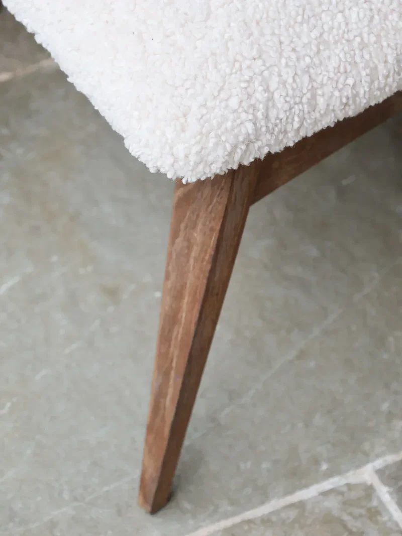 Alma, les 4 chaises en bois et tissu bouclette N°1278