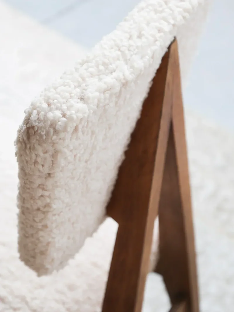 Alma, les 4 chaises en bois et tissu bouclette N°1278