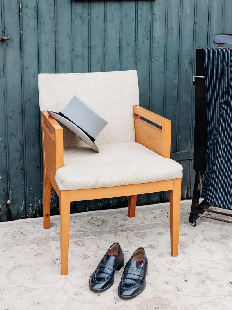 Jakob, le fauteuil en bois clair et tissu N°858