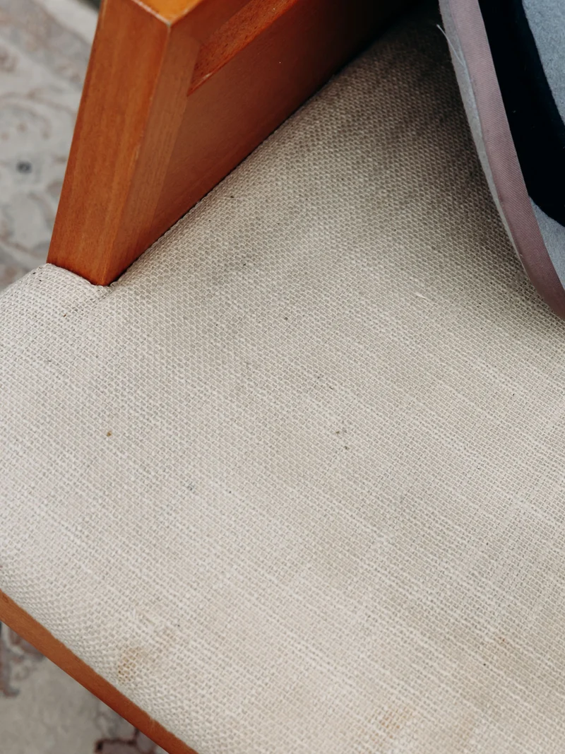 Jakob, le fauteuil en bois clair et tissu N°858