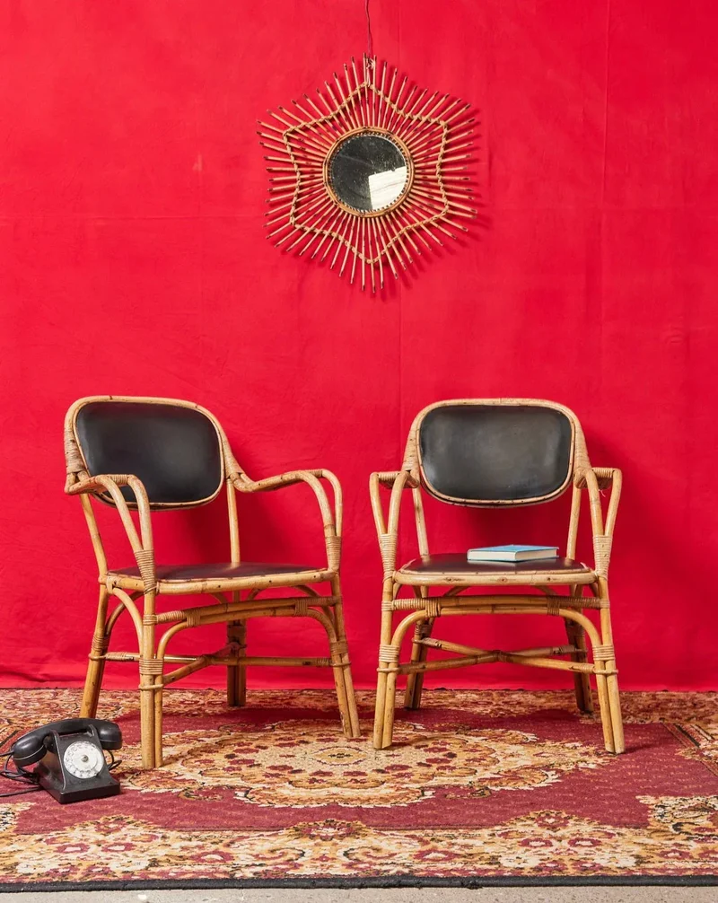 Ernest, la paire de fauteuils en osier et cuir N°711