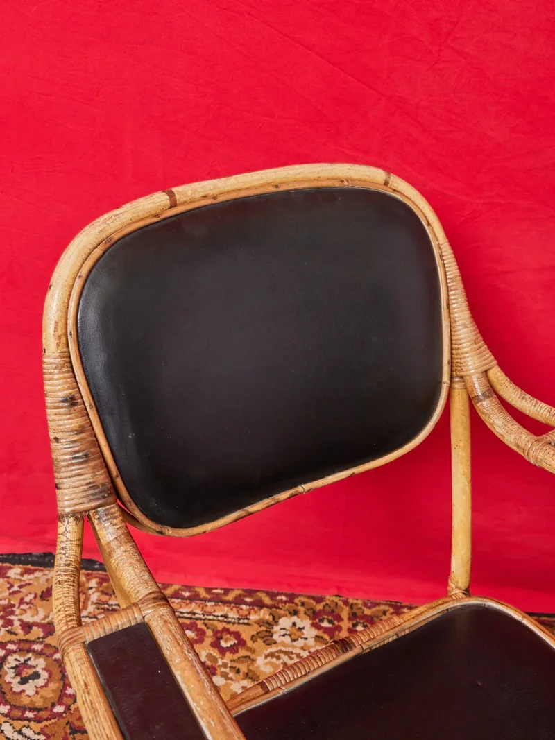 Ernest, la paire de fauteuils en osier et cuir N°711