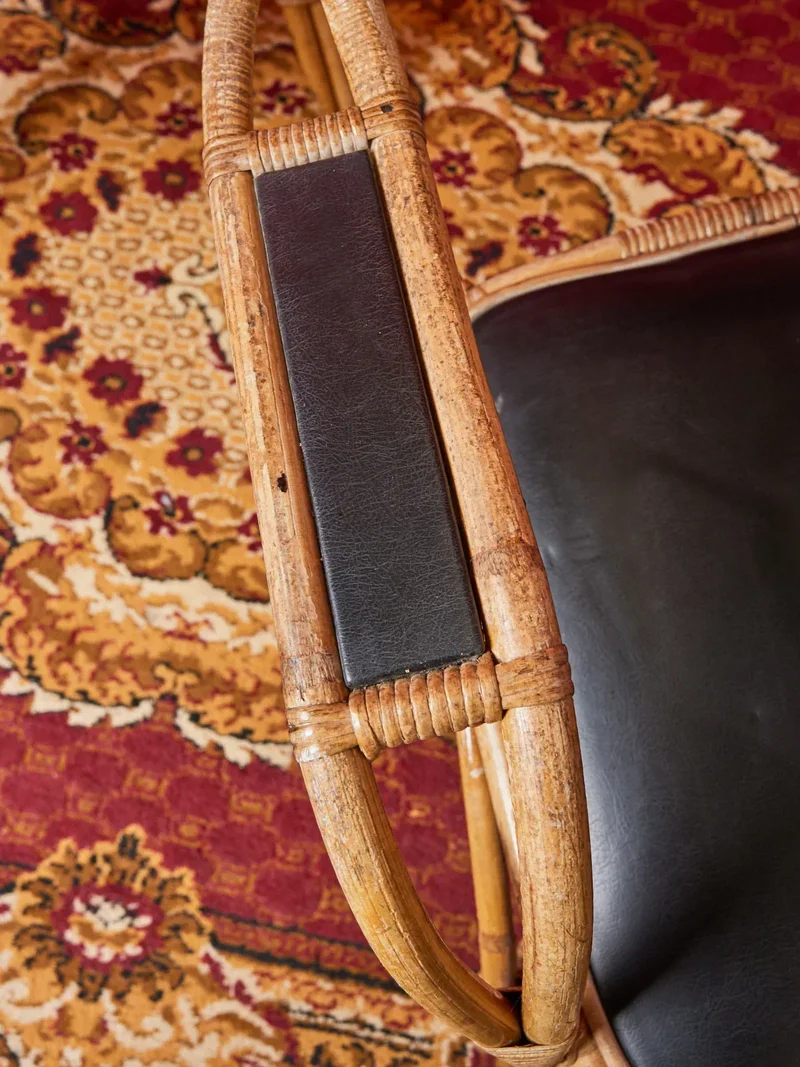 Ernest, la paire de fauteuils en osier et cuir N°711