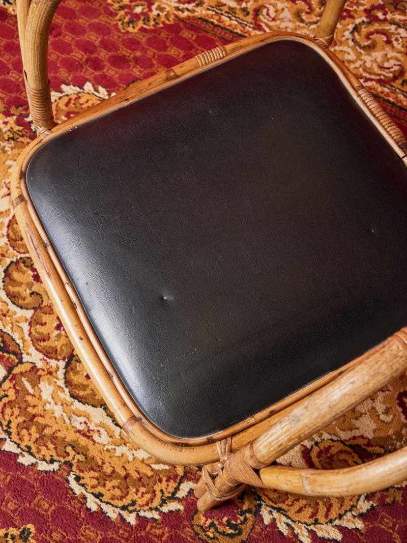 Ernest, la paire de fauteuils en osier et cuir N°711