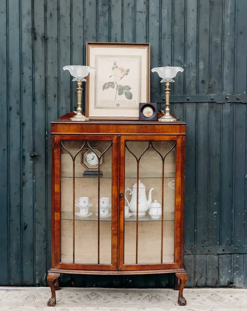 Victoria, la grande vitrine en bois foncé N°157
