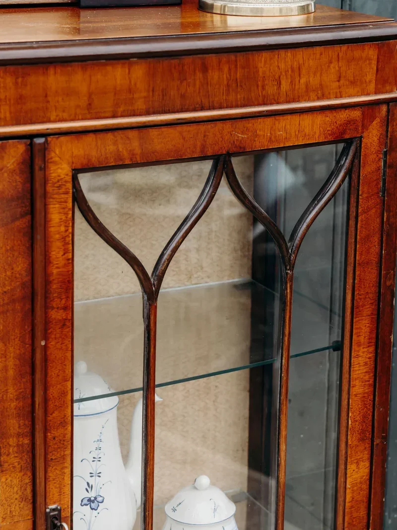 Victoria, la grande vitrine en bois foncé N°157