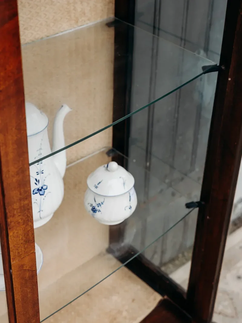 Victoria, la grande vitrine en bois foncé N°157