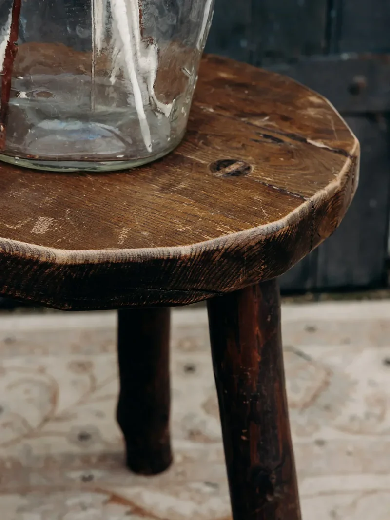 Regis, le tabouret tripode brutaliste N°852