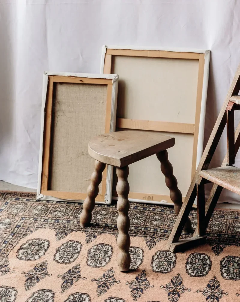 Regis, le tabouret tripode demi-lune N°848