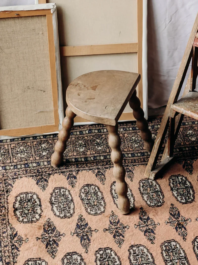 Regis, le tabouret tripode demi-lune N°848