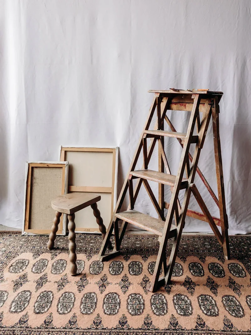 Regis, le tabouret tripode demi-lune N°848