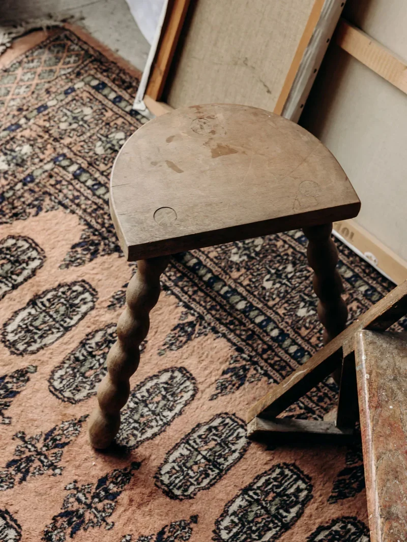 Regis, le tabouret tripode demi-lune N°848