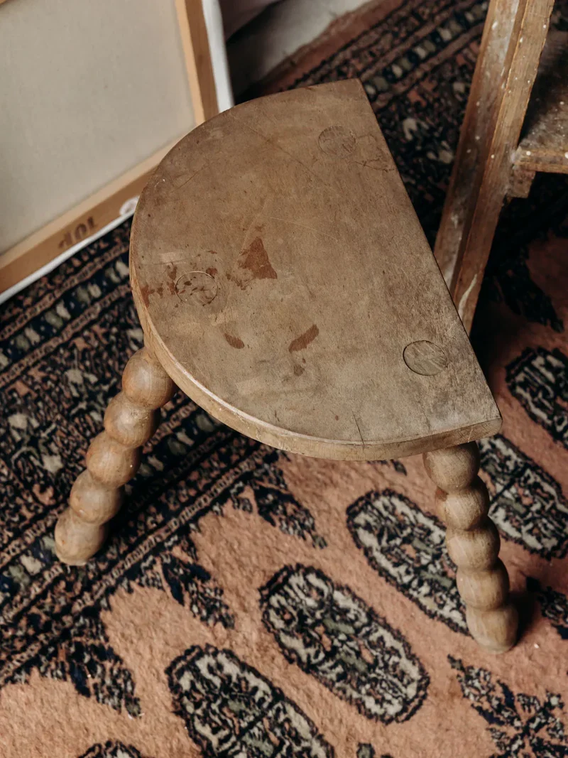 Regis, le tabouret tripode demi-lune N°848
