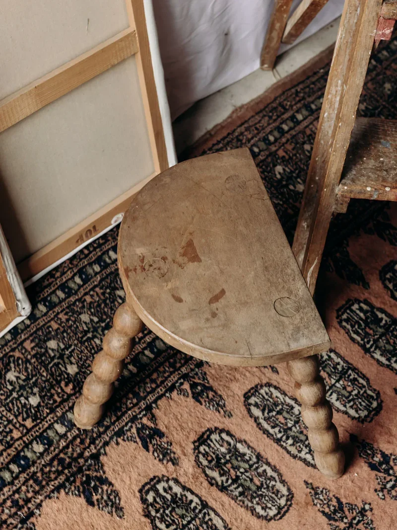 Regis, le tabouret tripode demi-lune N°848