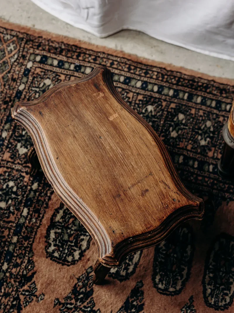 Regis, le repose-pied en bois N°847