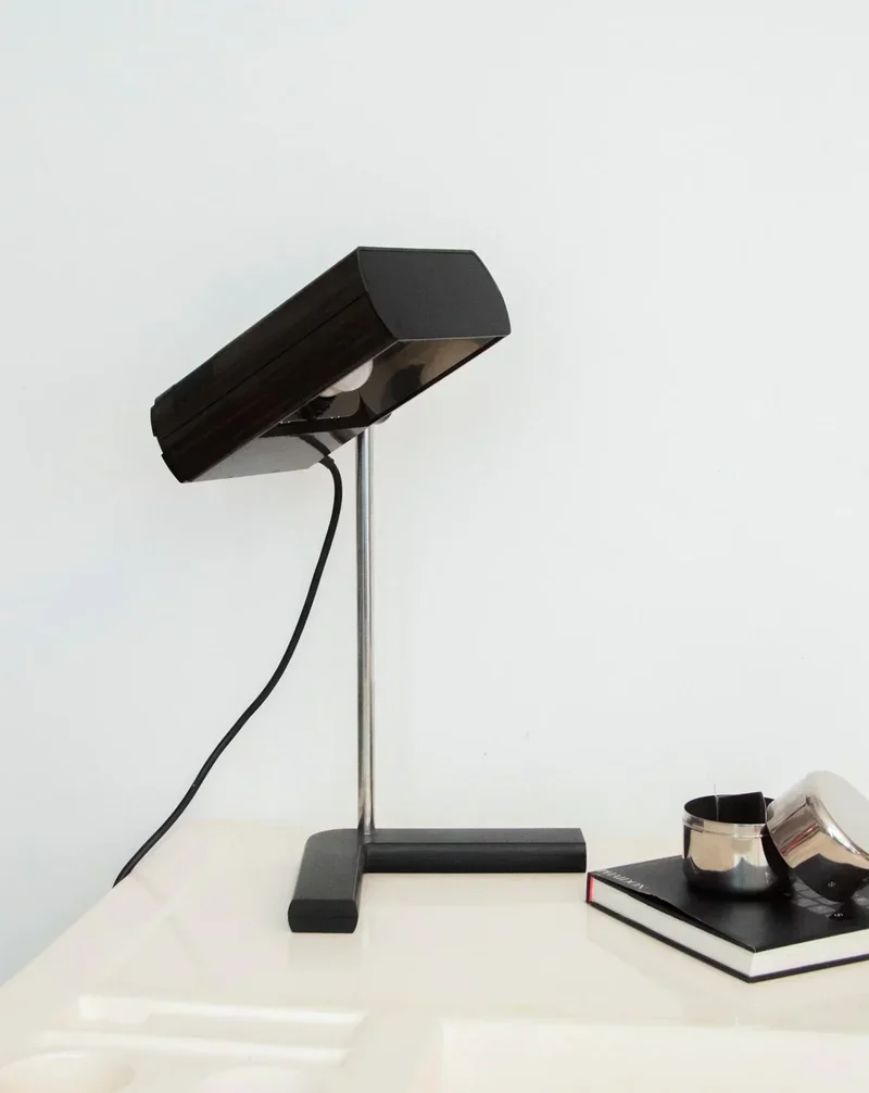 Julia, la lampe noire réglable Samp Manad N°821