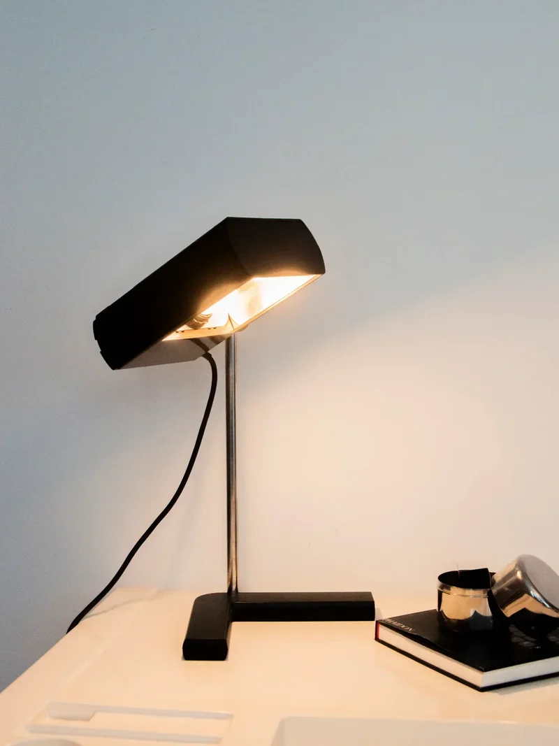 Julia, la lampe noire réglable Samp Manad N°821