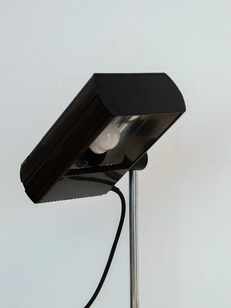Julia, la lampe noire réglable Samp Manad N°821