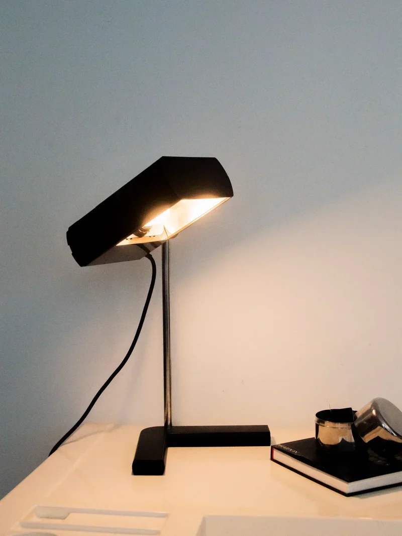 Julia, la lampe noire réglable Samp Manad N°821