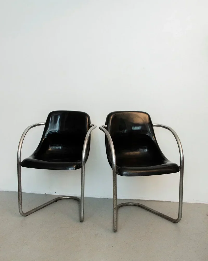 Alma, la paire de chaises coque en métal N°1297
