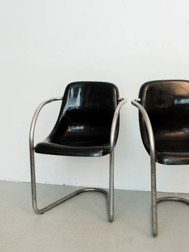 Alma, la paire de chaises coque en métal N°1297